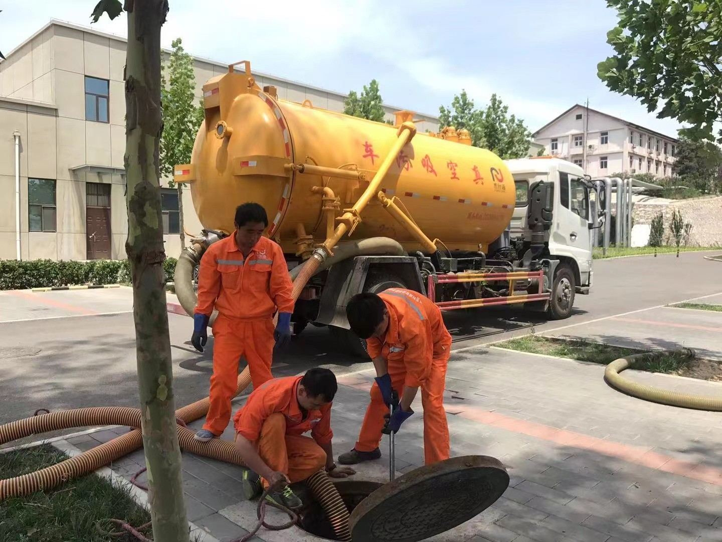 寻甸管道疏通车停在窨井附近