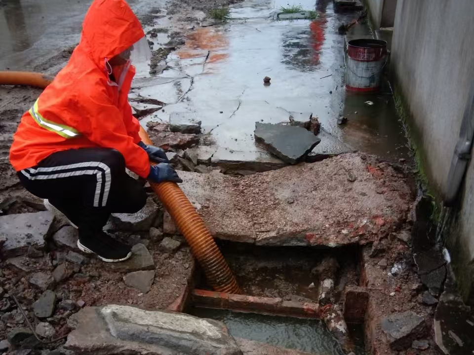 寻甸专业清理污水池 炜誉市政以规范流程守护城市 “肠道”